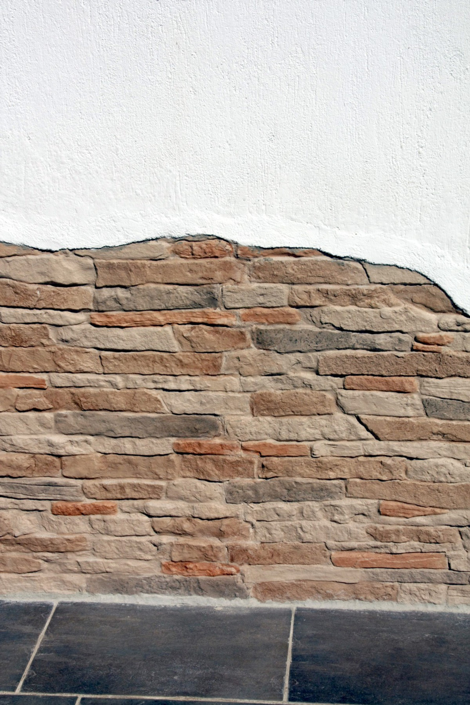 muro con rivestimento in finta pietra Cortina 001
